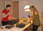 Signe och Stina viker och packar t-shirts inför sommarturnén.