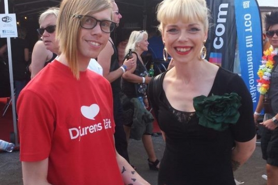 Här är aktivisten Simon med Josefin Brink, som nyss skrivit under kycklingkampanjen.