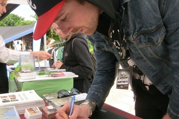Cleas från Anchor ger oss en autograf