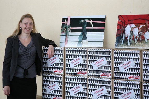 Djurens Rätts förbundsordförande Camilla Björkbom på plats i Bryssel. Foto: Aninmals' Angels Djurens Rätts förbundsordförande Camilla Björkbom på plats i Bryssel. Foto: Aninmals' Angels