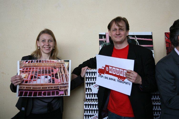 Djurens Rätts Camilla Björkbom och EU-parlamentariker Carl Schlyter (MP). Foto: Aninmals' Angels Djurens Rätts Camilla Björkbom och EU-parlamentariker Carl Schlyter (MP). Foto: Aninmals' Angels