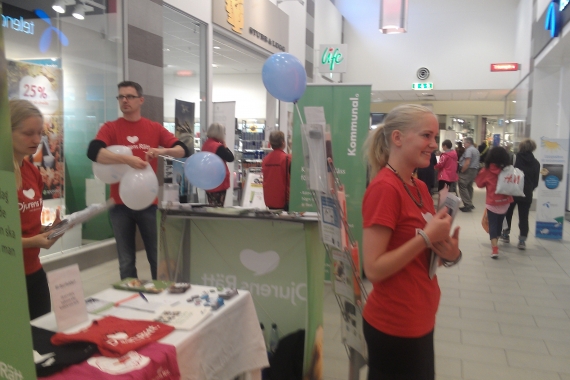 Både infomaterial och ballonger gick åt i en rasande fart Både infomaterial och ballonger gick åt i en rasande fart