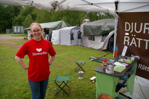 Julia är nöjd över att Djurens Rätt öppnade först!