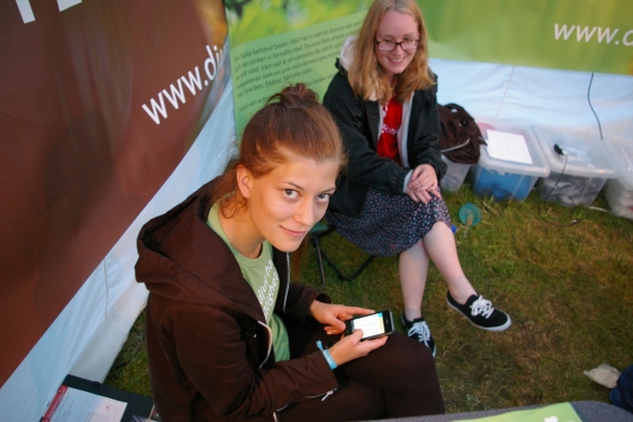 Maja spelar mobilspel.