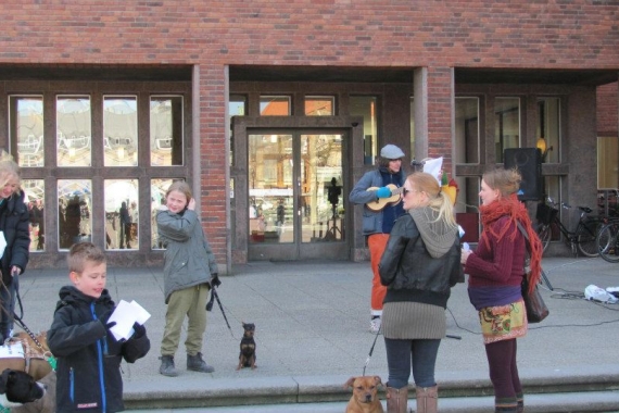 Manifestation för katthemmen i Halmstad den 5 April 2013 (med musik).