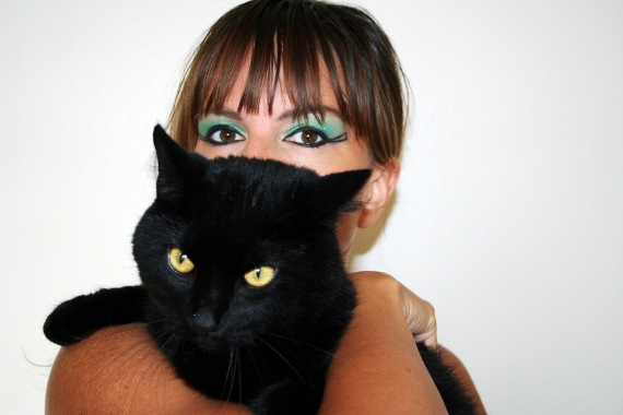 Nina Natri med katten Zlatan. Foto Petra Hallberg. Nina Natri med katten Zlatan. Foto Petra Hallberg.