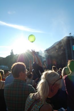 En Djurens Rätt-ballong i publikhavet vid Azaleascenen