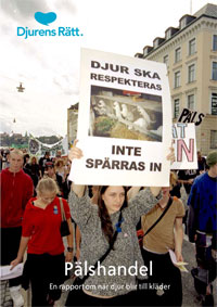 Demonstrater håller upp skylten &amp;quot;Djur ska respekteras&amp;quot;. Under finns texten: Pälshandel - En rapport om när djur blir till kläder