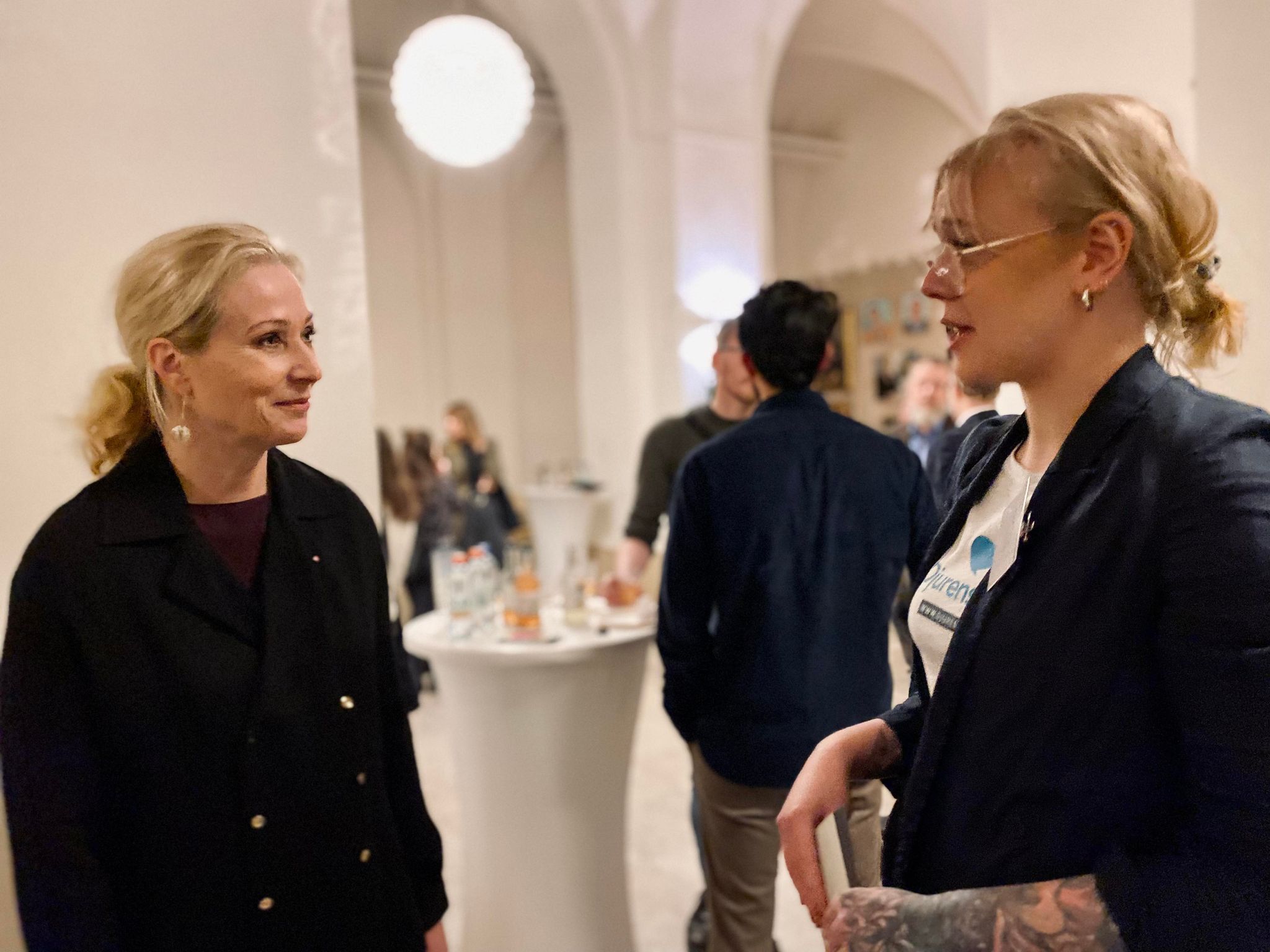 Kulturminister Jeanette Gustafsdotter och Tina Hogevik från Djurens Rätt pratar om hur vi i civilsamhället är en viktig del för en stark demokrati.