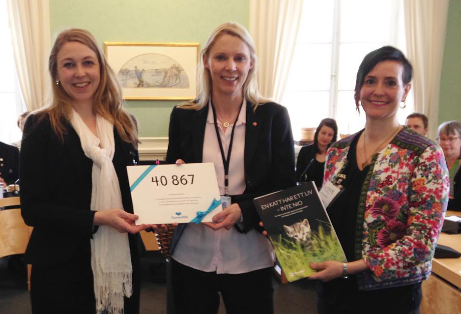 Djurens Rätts Camilla Björkbom och Djurskyddet Sveriges Åsa Hagelstedt tillsammans med Åsa Westlund (S), ordförande för riksdagens miljö- och jordbruksutskottet.